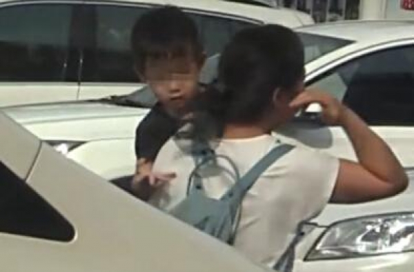 国民公公韩寒二胎疑曝光 眉眼酷似韩小野