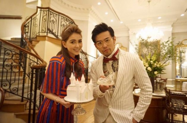 周杰伦po全家福为爱妻庆生 女儿小周周正面照曝光