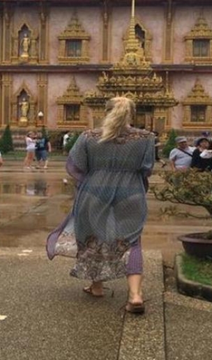 女子穿透视装逛寺庙 太薄了内衣裤肉体全被看光光