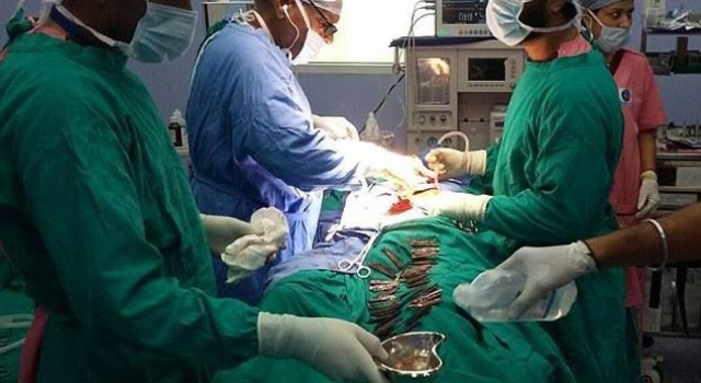 印度男子两个月生吞40枚刀片 原因让人大吃一惊！