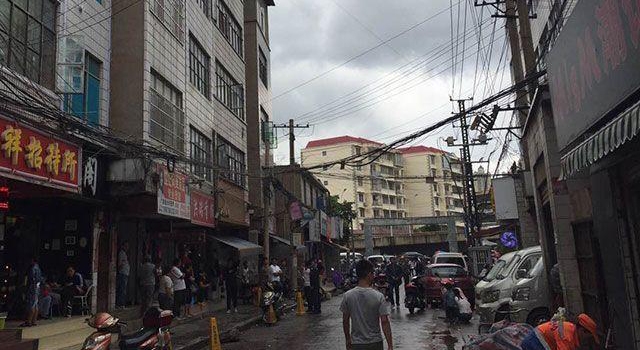 昆明多人持刀枪街头火拼 大批武警出动