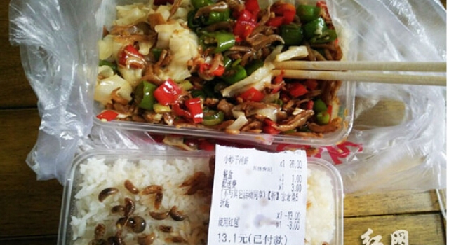 恶心！网上订餐一份河虾竟吃出38条水虫 商家退款