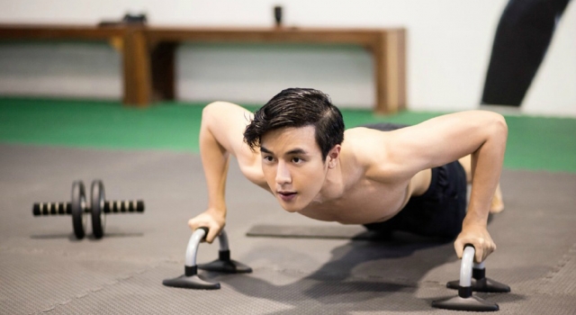 性感的公狗腰 男人就该徒手完成所有健身运动