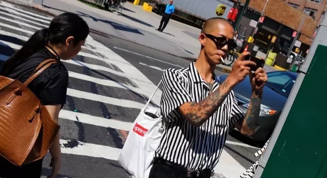 让你们看看不同一般货色的 男装街拍