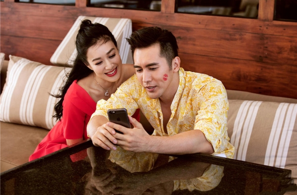 钟丽缇婚纱照曝光 与未婚夫张伦硕亲密互动尽显恩爱