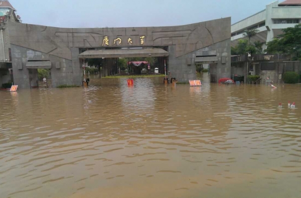 14号台风“莫兰蒂”夜袭厦门 天亮后街上一片狼藉