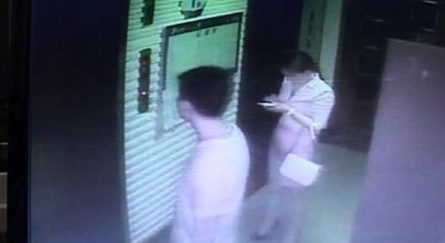 女子下班遭陌生男尾随 出电梯后发现衣服上不明液体
