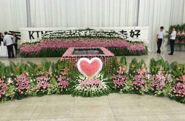 乔任梁父亲致辞泪流满面 放哀乐粉丝泣不成声