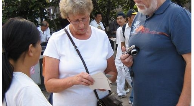 宝宝委屈!女大学生给外国人指路 被拉客司机骂卖国贼