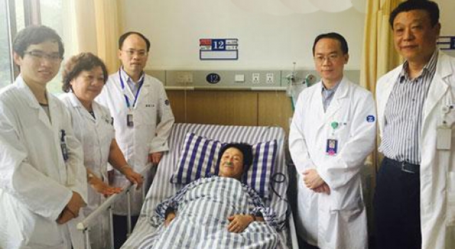 72岁的老人在台风天下救下孕妇