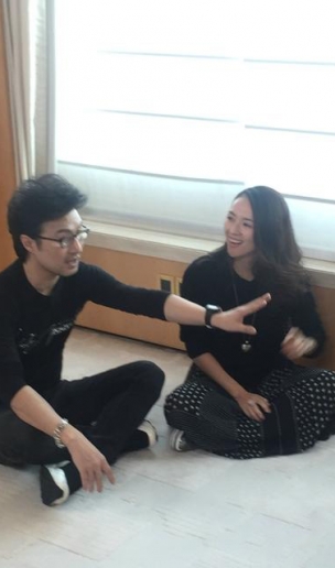 陪着汪峰一起指导学生 章子怡笑得真甜