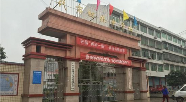 川7名学生向同学下跪自扇巴掌 只因没完成作业被罚