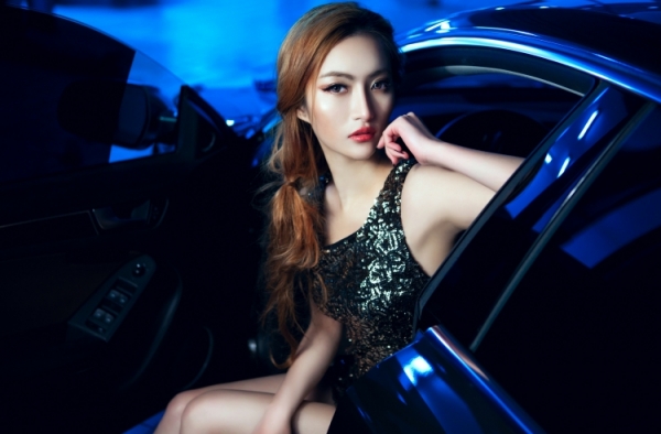 宽体奥迪炫酷改装 白皙性感长腿车模尽显妩媚