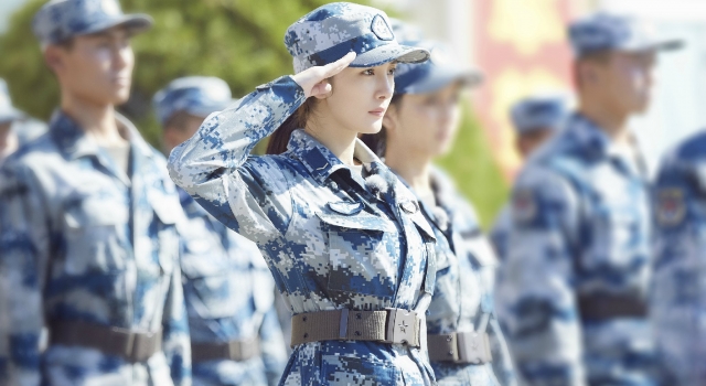 杨幂上节目被喷作秀 杨爸爸回击：你是真傻X