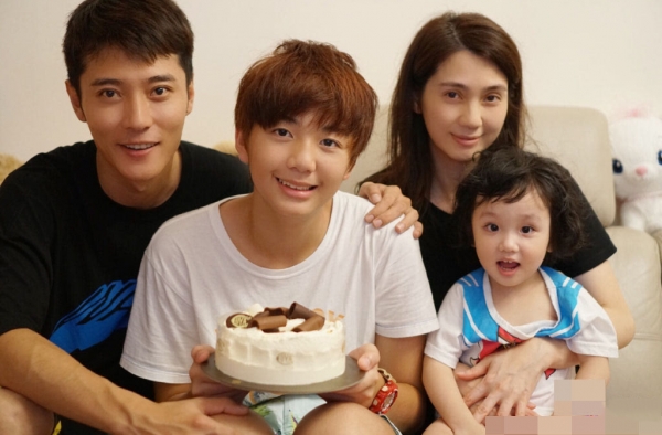 洪欣与儿子不理莫少聪炮轰 宣传张丹峰新书不亦乐乎