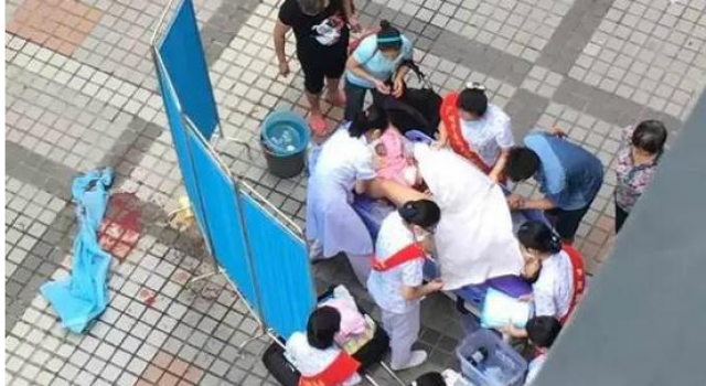 吓出宝宝了!孕妇路上产子掉裤裆 医生嘴吸羊水获赞