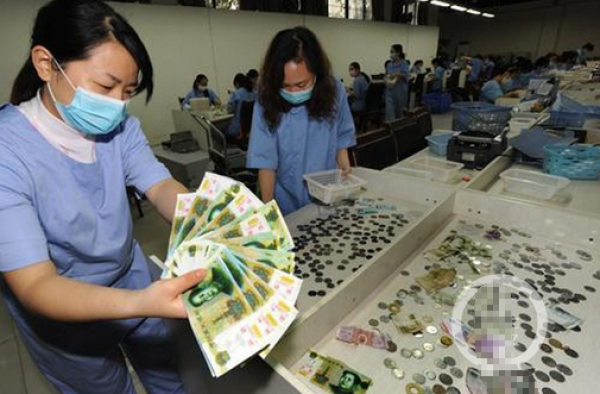 公交收铁圈钥匙和冥币 1元撕两半每天无效币达200多