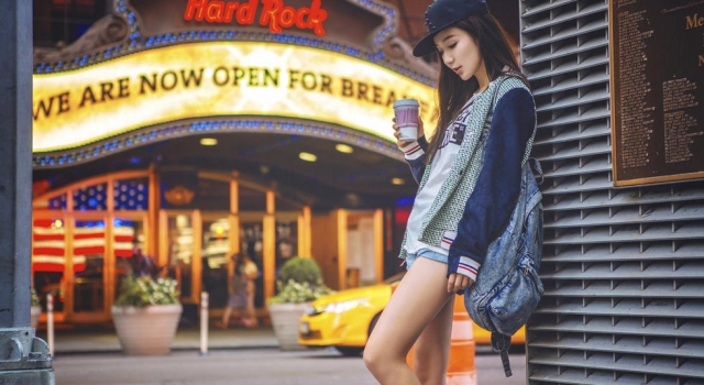 娄艺潇时尚街拍写真 “胡一菲”变身棒球少女