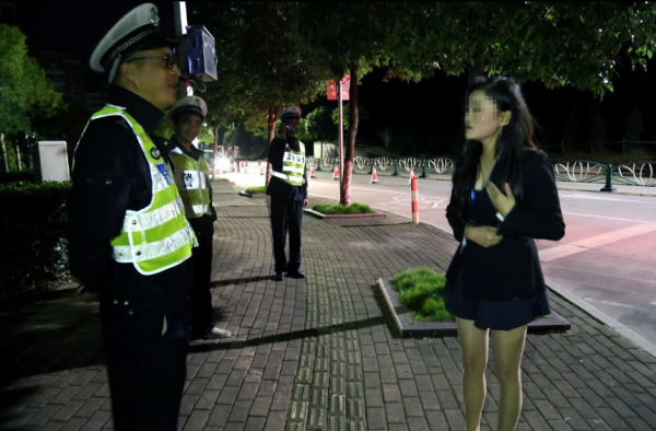 丝袜醉酒女自我掌掴诬赖交警打人 只因男友酒驾被查