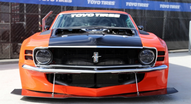 福特野马遇上日产尼桑R35 GT-R 你喜欢吗