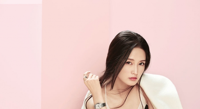 李沁清甜妩媚展侧颜杀 温婉浅笑柔美中不失率性
