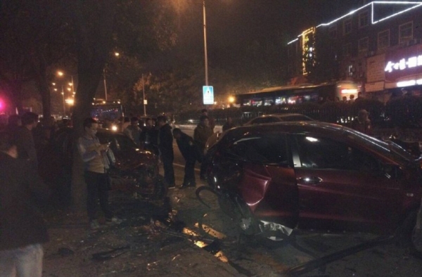 公职人员酒驾？ 连撞7车致一对母子身亡