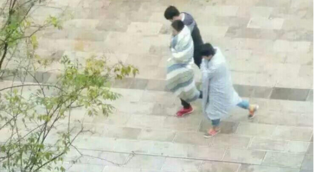 智障出没！云南2名大学生裹被子上课 被老师拦下