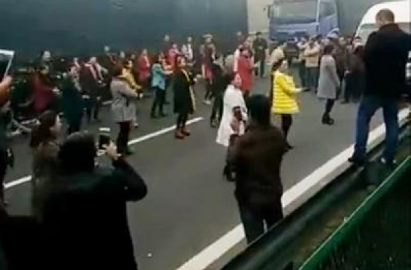 厉害了大妈！大雾致高速堵车 大妈竟愉快跳起广场舞
