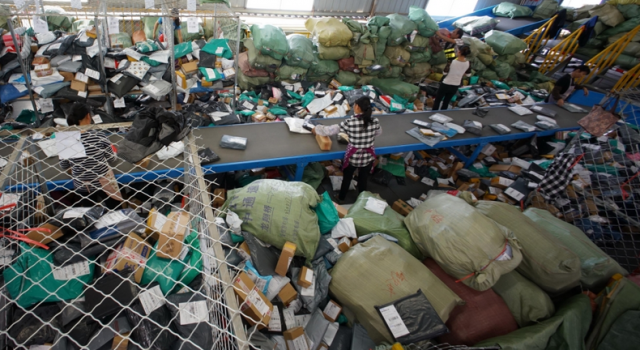 为躲高峰双十一辞职 快递员顺手牵羊偷包裹总值2万