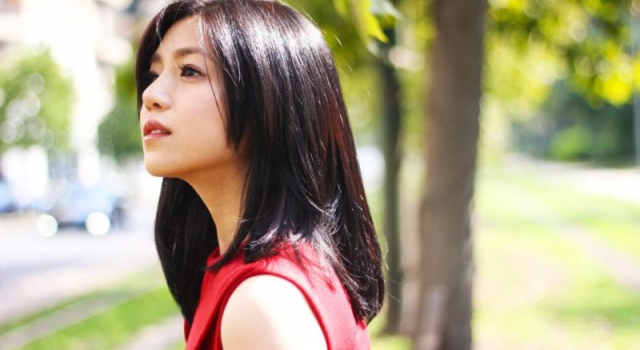 可能是女孩 陈妍希挺孕肚买粉色婴儿服饰