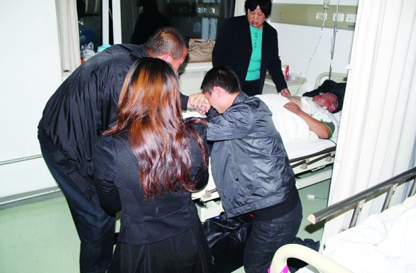 公交司机突发脑梗塞停路边 暖心警民全力救助
