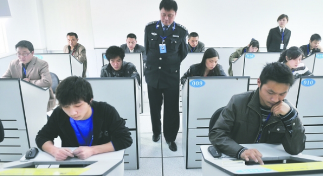 张家口交警考官代考摩托驾照3300元保过 涉事人员被停职