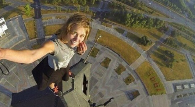 用生命自拍！俄罗斯女生17楼自拍坠亡 栏杆自拍失衡