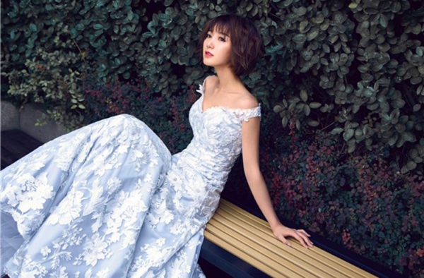 锁骨杀！毛晓彤曝光时尚大片 清新浪漫美如画