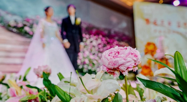 洛阳新人大婚 牡丹装点唯美婚姻殿堂