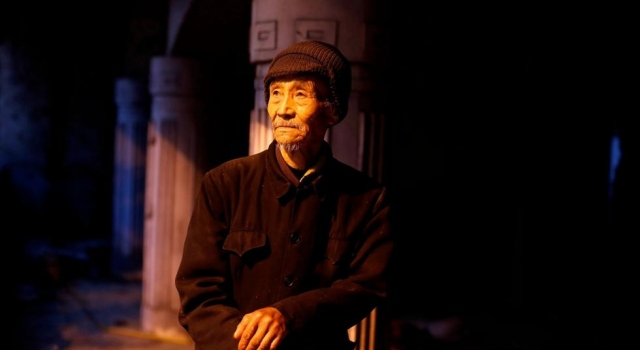 中国离老有所依还有多远 八旬老人自食其力的一天