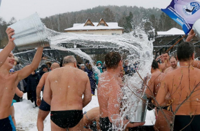 城会玩!俄罗斯庆北极熊日 民众-5℃中雪地挑战冰桶