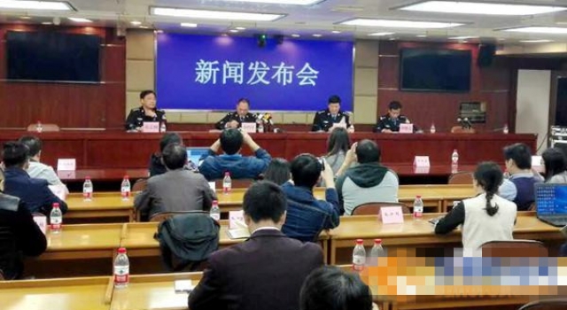 男子追砸运钞车被击毙 运钞员防卫过当被拘留(图)