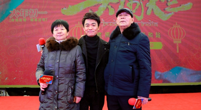 王宝强回乡宣传新片获追捧 合影父母画面温馨