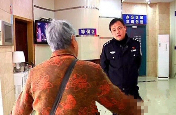 老太捡到驾照索要万元报酬 网友：勒索勒出新高度