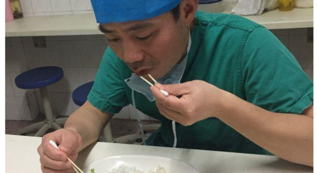 厉害!湖南医生用棉签吃饭 为锻炼手指灵活方便手术