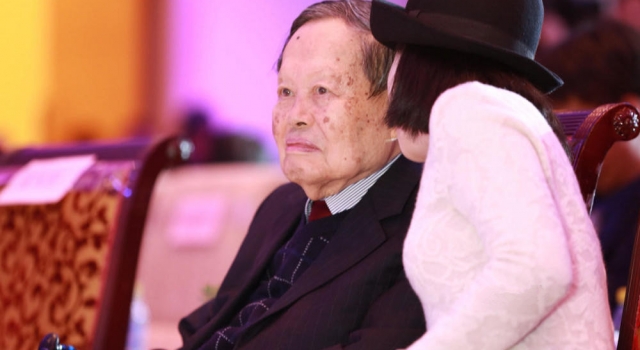 杨振宁携翁帆亮相科技人物颁奖会 为神十一团队颁奖