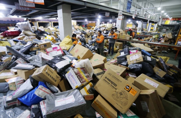 快递员被拖欠2月工资闹罢工 4千件快递积仓市民亲自找