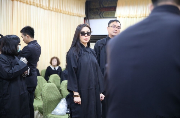 王祖贤加拿大专心学佛无意复出 称感情生前都了了
