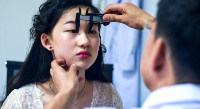 女大学生欲整容成偶像刘亦菲 然而结果却……