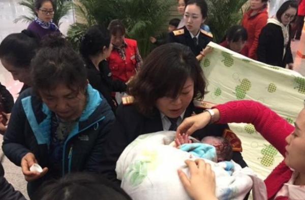 厉害！女子在候车大厅生小孩 最牛妈妈也是没谁了