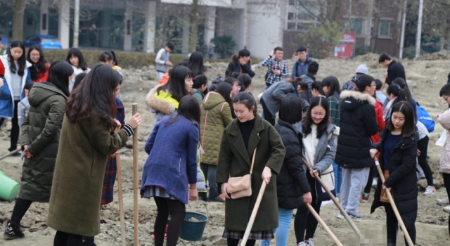 高校开设种田必修课 城市大学生下地挣学分