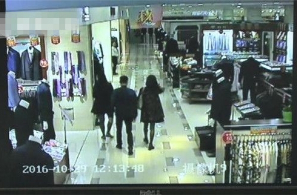 偷衣贼混迹各大商场 合伙专偷高档服装变卖