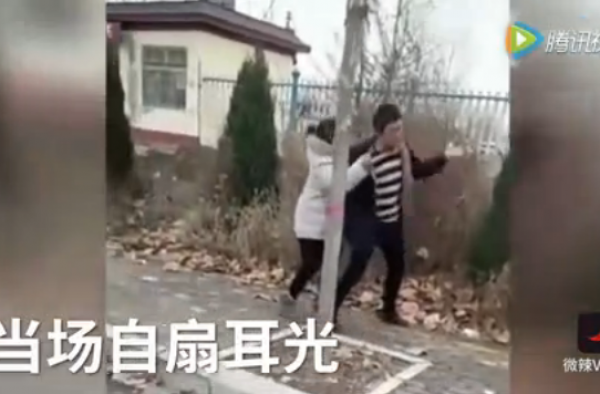 考驾照失败嚎啕大哭 蹲在路边自扇耳光怨父母 考官笑了
