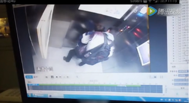 男子在电梯里强吻小男孩 出门不幸毁童年